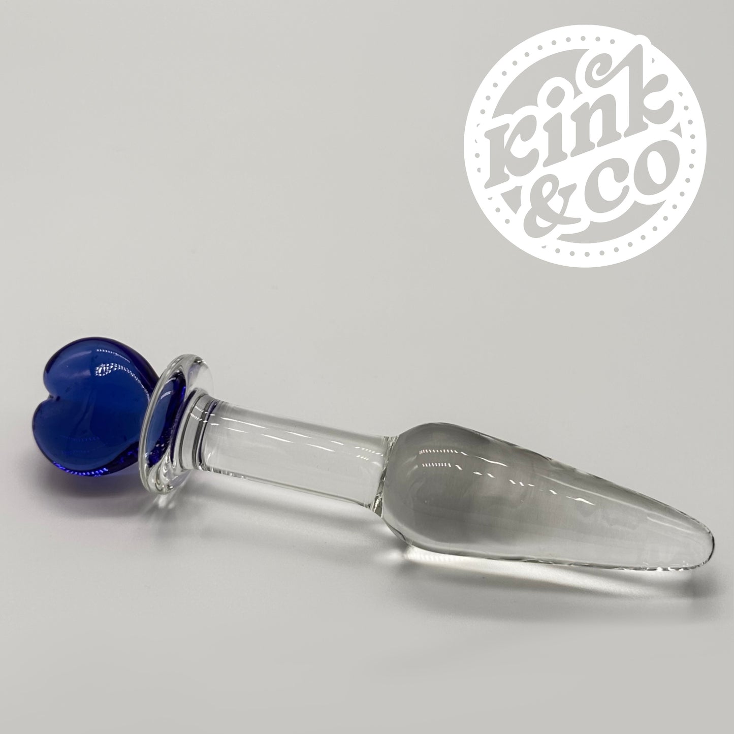 Dildo/Buttplug in Tropfenform mit Liebesherz in Blau oder Pink – von Kink&amp;Co