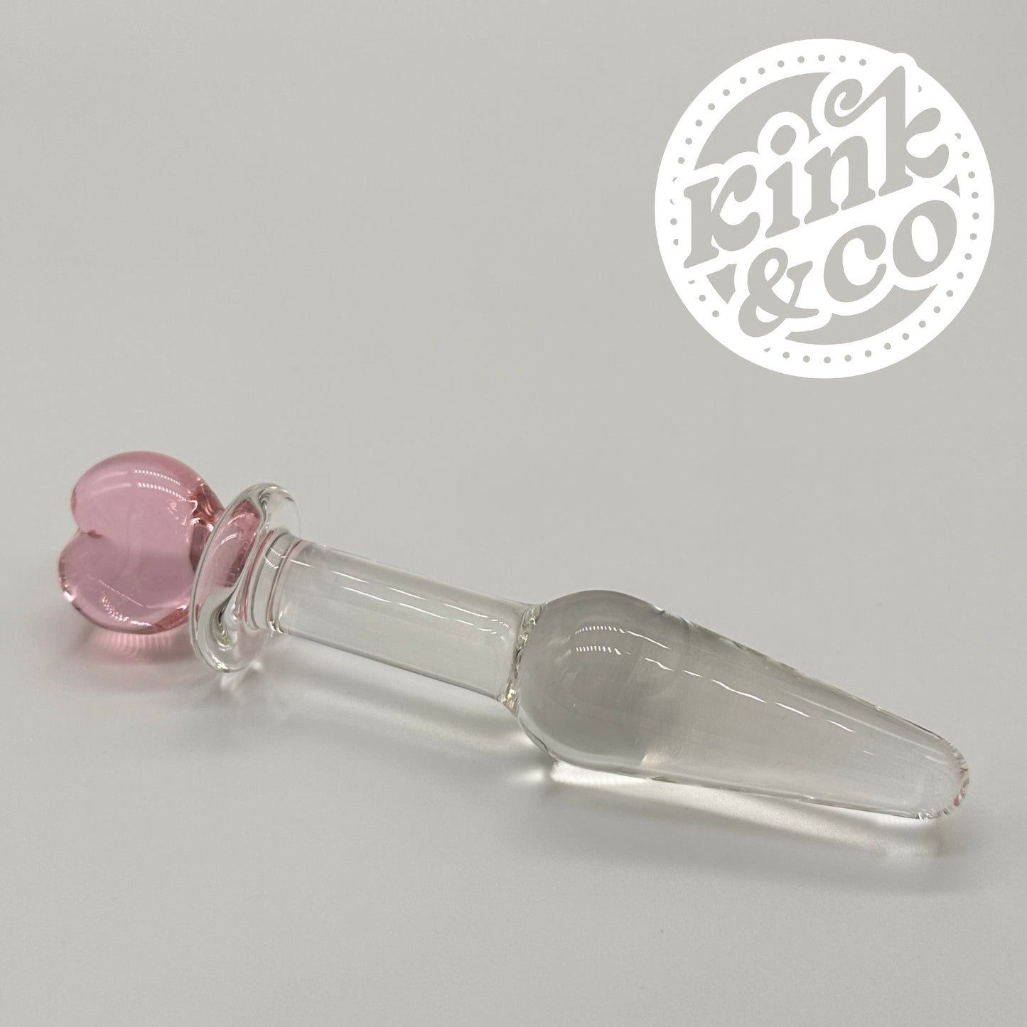 Dildo/Buttplug in Tropfenform mit Liebesherz in Blau oder Pink – von Kink&amp;Co